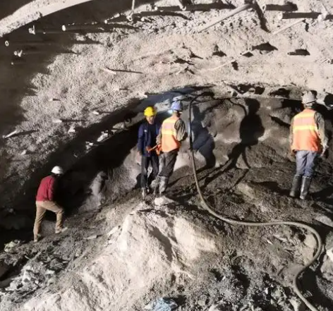 老街街道拱顶带模注浆料的施工流程及注意事项